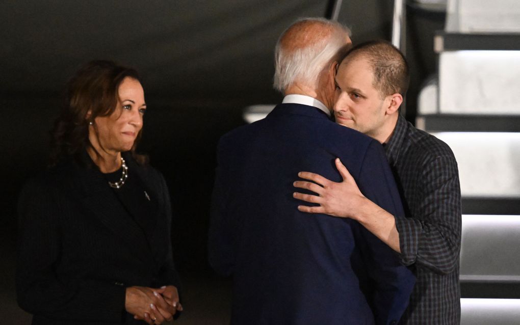 De Amerikaanse president Joe Biden en vicepresident Kamala Harris verwelkomen donderdagavond journalist Evan Gershkovich op de luchtmachtbasis Andrews. Rusland heeft de verslaggever vrijgelaten als onderdeel van een grote gevangenenruil tussen Moskou en het Westen. beeld AFP, Roberto Schmidt