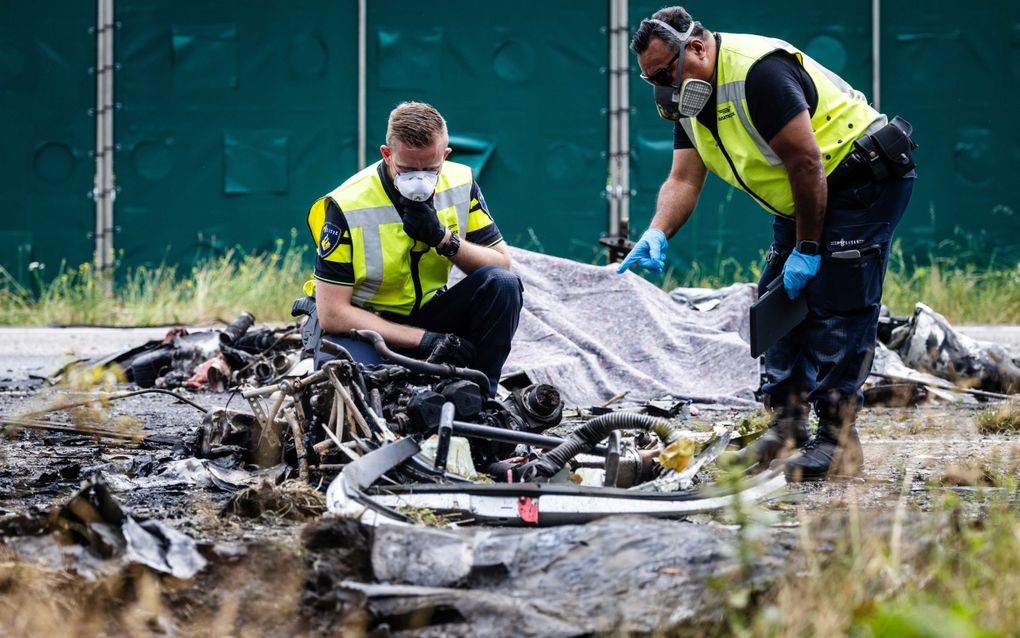 De politie deed woensdag onderzoek bij de brokstukken op de A58 nabij Roosendaal. Daar stortte een vliegtuigje neer. De 67-jarige piloot kwam om het leven. beeld  ANP, Jeffrey Groeneweg