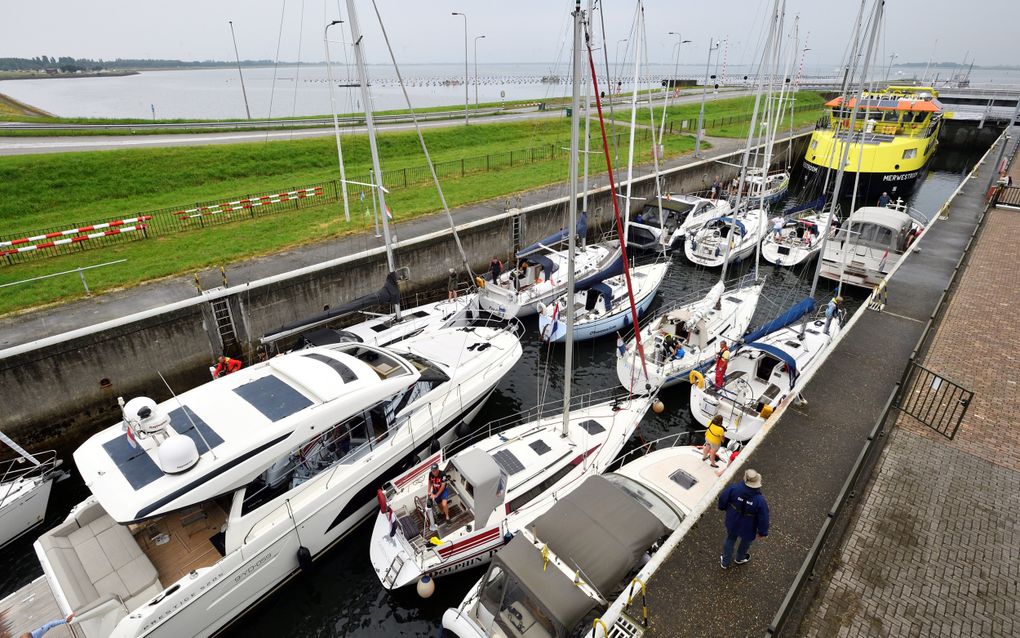 Het is passen en meten om de Grevelingensluis bij Bruinisse goed vol te krijgen. Rechts onder in beeld staat steward Ben de Kool. beeld Erald van der Aa