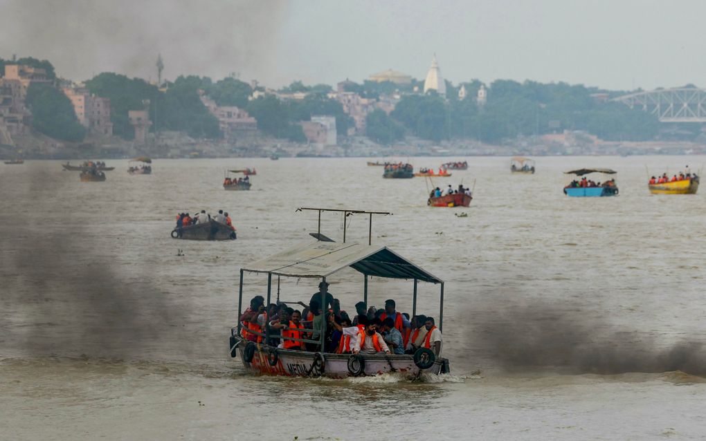 Een motorboot op de rivier Ganges in Varanasi, een stad in de Indiase staat Uttar Pradesh. beeld AFP, Niharika Kulkarni