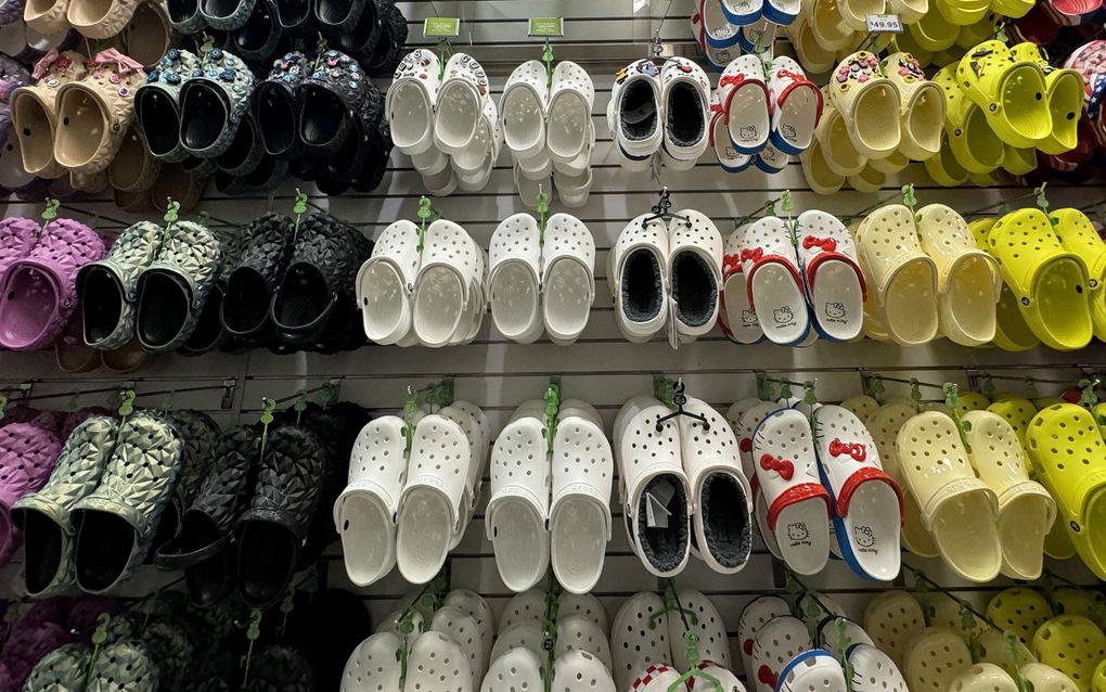 Crocs hangen in het rek in een winkel in Milpitas, in de Amerikaanse staat Californië. beeld AFP, Justin Sullivan