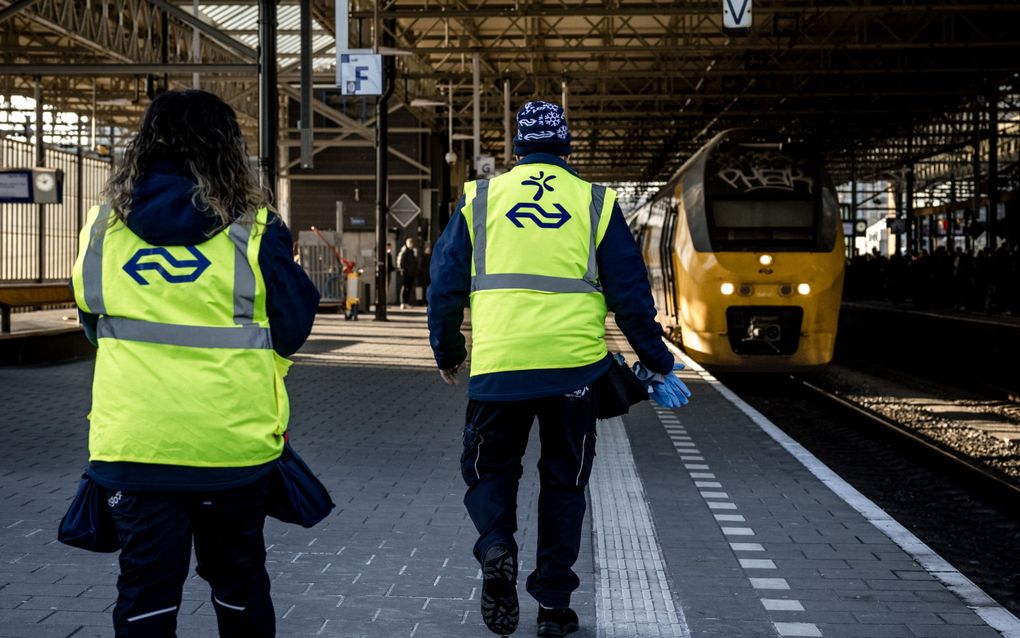 Ondanks de haperende economische groei blijft de arbeidsmarkt krap en houden de personeelstekorten aan. Ook spoorwegbedrijf NS heeft daar last van. beeld ANP, Rob Engelaar