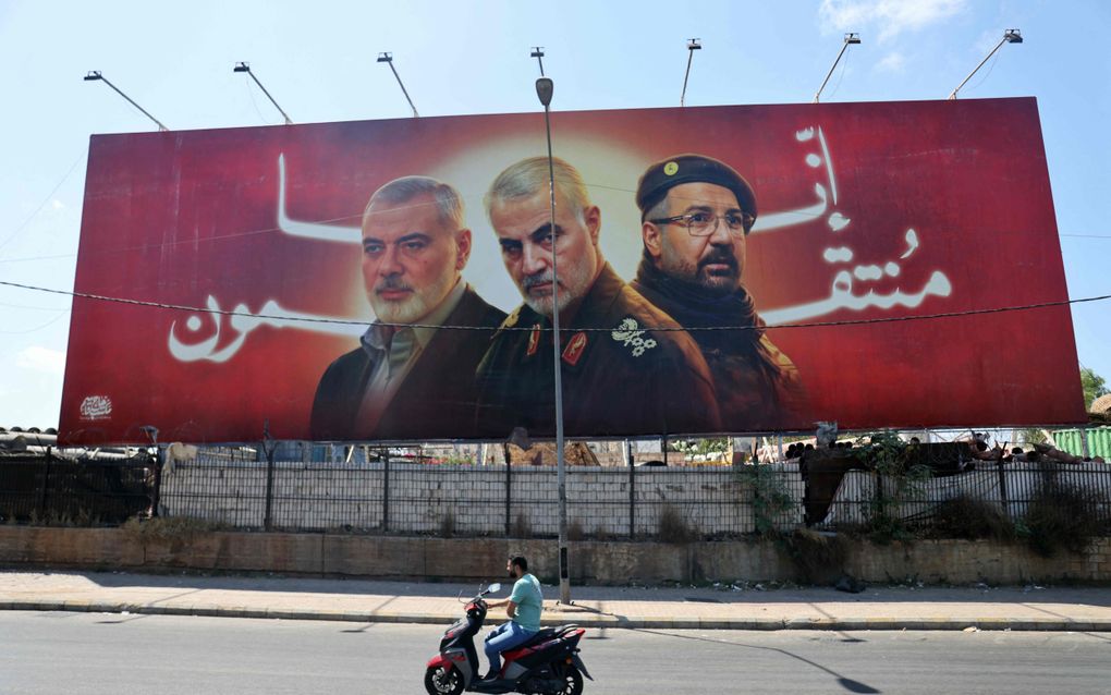 Een groot billboard in Beiroet, Libanon, ter nagedachtenis aan Hamasleider Ismail Haniyeh, de Iraanse topgeneraal Qassem Soleimani en Hezbollahcommandant Fuad Shukr. beeld AFP, Ibrahim Amro