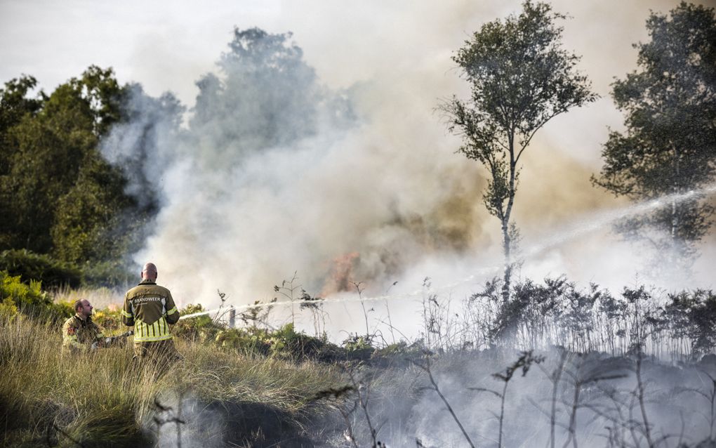 De brandweer in actie tijdens een grote brand in natuurgebied De Peel in 2022. beeld ANP, Rob Engelaar