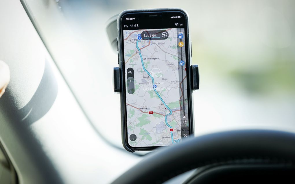 De GO Navigation app van TomTom op een iPhone in de auto. beeld ANP, Robin van Lonkhuijsen