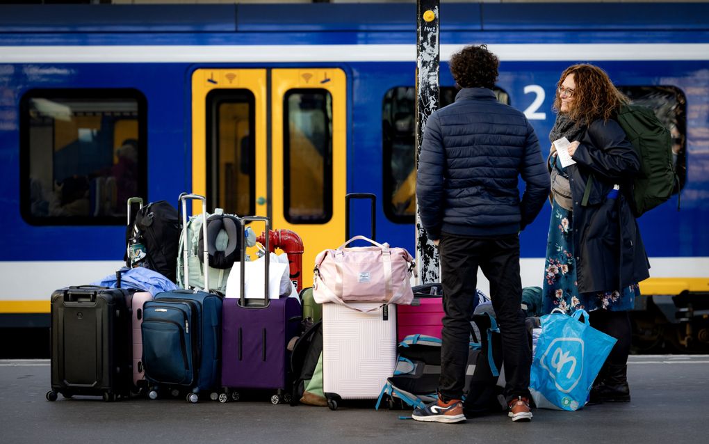 De werknemer die zo duurzaam mogelijk op vakantie gaat, is langer onderweg naar de plaats van bestemming dan iemand die vliegt. beeld ANP, Ramon van Flymen