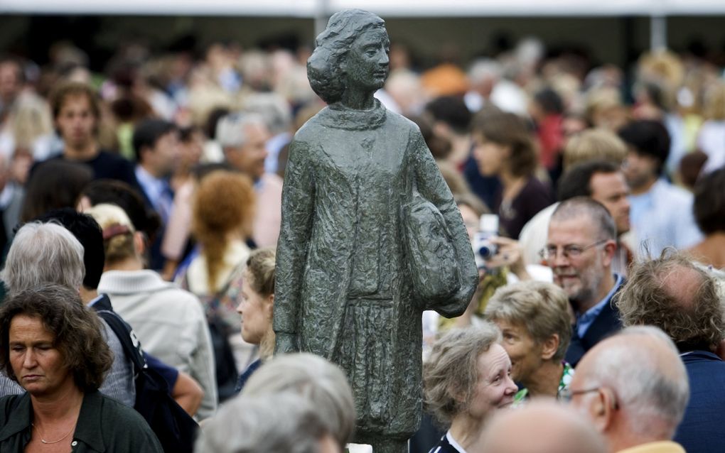 Beeld van Anne Frank op het Merwedeplein in Amsterdam.  beeld ANP, Koen Suyk