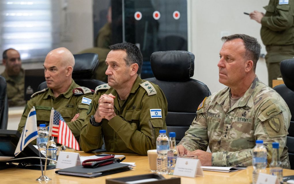 De Amerikaanse generaal Michael Kurilla (rechts) praat op een geheime locatie met de Israëlische generaal Herzi Halevi (midden) over samenwerking op defensiegebied tussen de Verenigde Staten en Israël. beeld Israeli Army