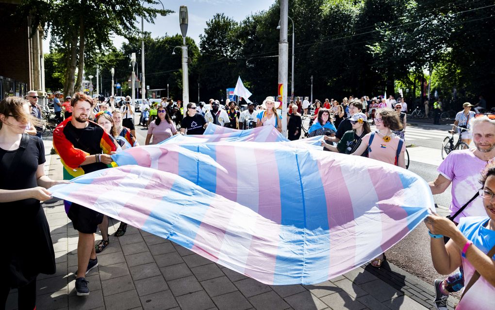 „Het mainstream maken van gender heeft onmiskenbaar een dwingend en ideologisch karakter. Kritiek wordt gezien als het afwijzen van de identiteit van transpersonen.’’ Foto: deelnemers lopen de TransPride Walk in Amsterdam. beeld ANP, Ramon van Flymen