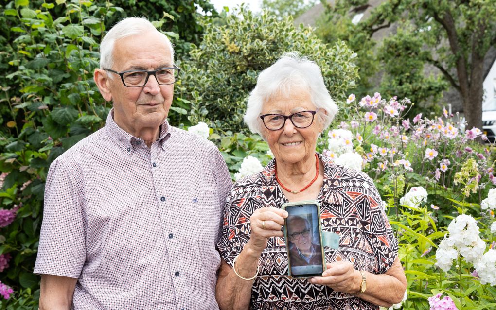 Jan en Tineke Stravers uit Lexmond. Rien, de broer van Tineke, heeft dementie en zit op een gesloten afdeling. beeld RD,  Anton Dommerholt