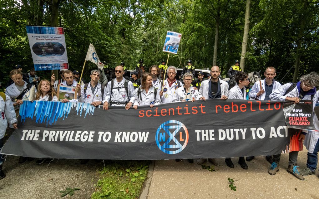 Wetenschappers namen in juli deel aan de blokkade van de A12. Ze willen dat de Nederlandse overheid stopt met het financieel bevoordelen van de fossiele industrie. beeld James Petermeier