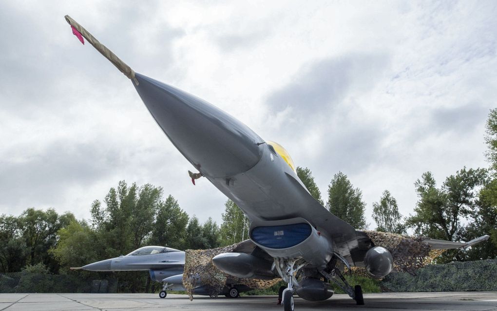 Twee F-16’s staan opgesteld op een luchtmachtbasis in Oekraïne. Kyiv kan de moderne westerse jachtvliegtuigen inzetten tegen de Russische bezetter. beeld EPA, Presidential Press Service