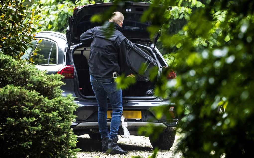 Een medewerker van de opsporingsdienst FIOD bij een woning in het Limburgse Arcen. Criminelen sluizen naar schatting zo’n 10 procent van het geld dat is bestemd voor de zorg weg. beeld ANP, Rob Engelaar