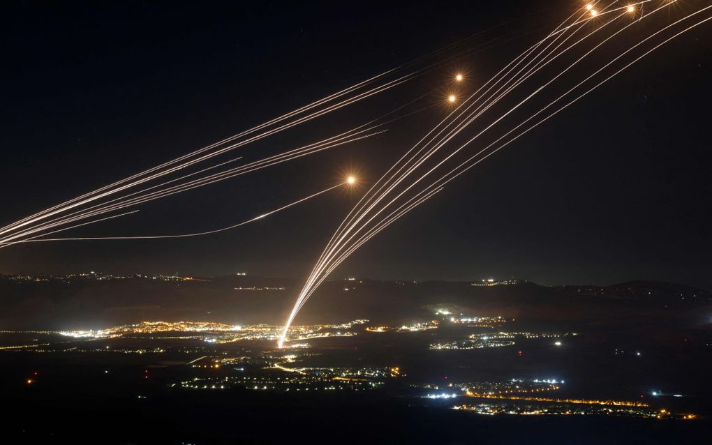 Het Israëlische luchtafweersysteem Iron Dome onderschept maandag raketten vanuit Zuid-Libanon. beeld AFP, Jalaa Marey