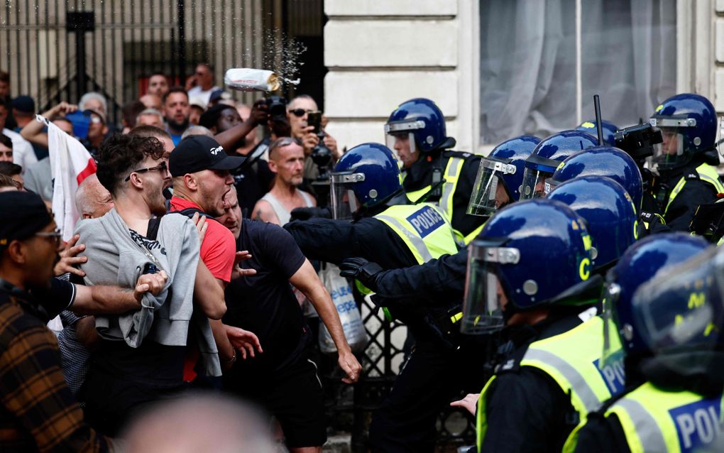 Protesten in Londen na de steekpartij in Southport. beeld AFP, Benjamin Cremel