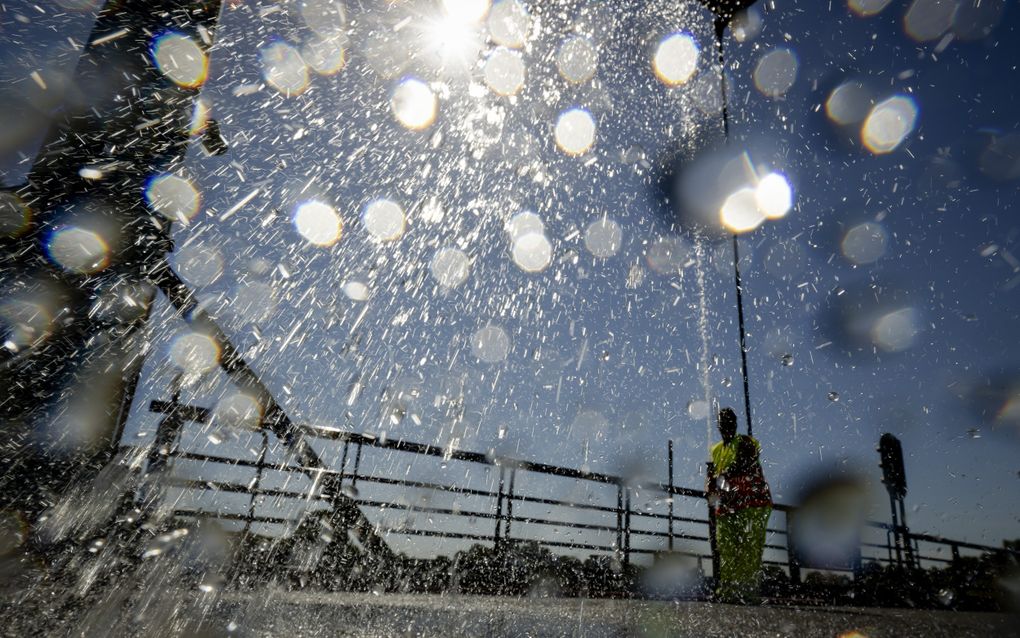 Een medewerker van een waterschap koelt in 2020 een brug in Laag-Keppel om te voorkomen dat deze vast komt te zitten. beeld ANP, Robin van Lonkhuijsen