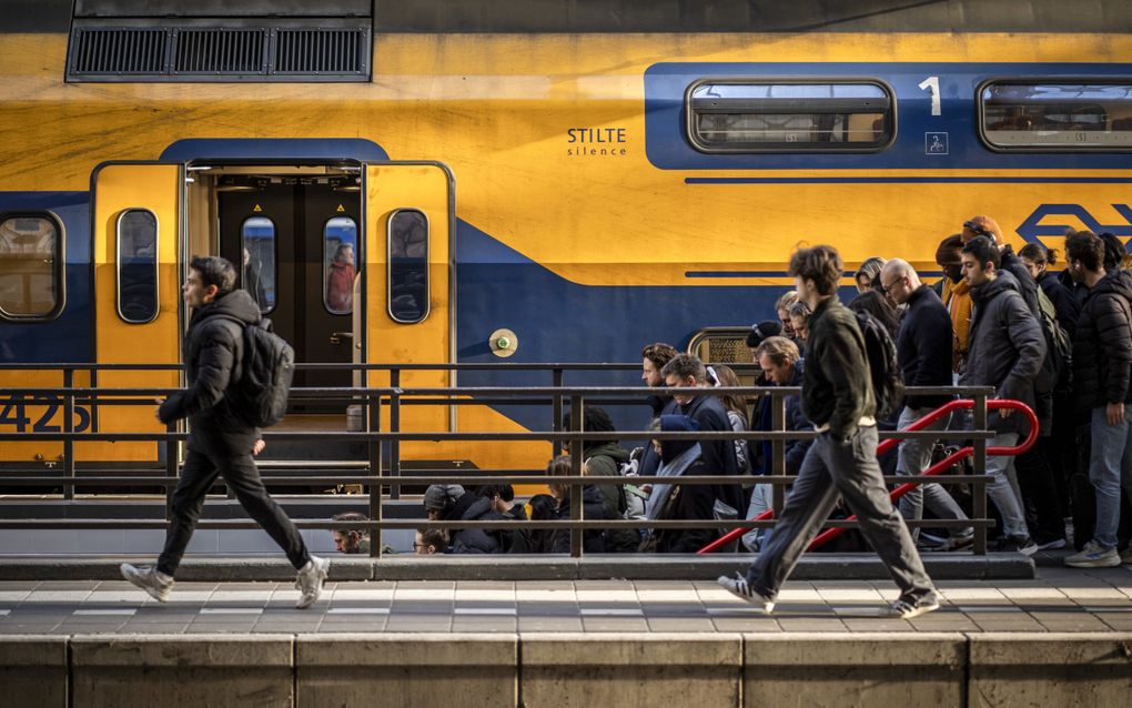 Treinreizigers verlaten het station Amsterdam Centraal. beeld ANP, Kjell Hoexum