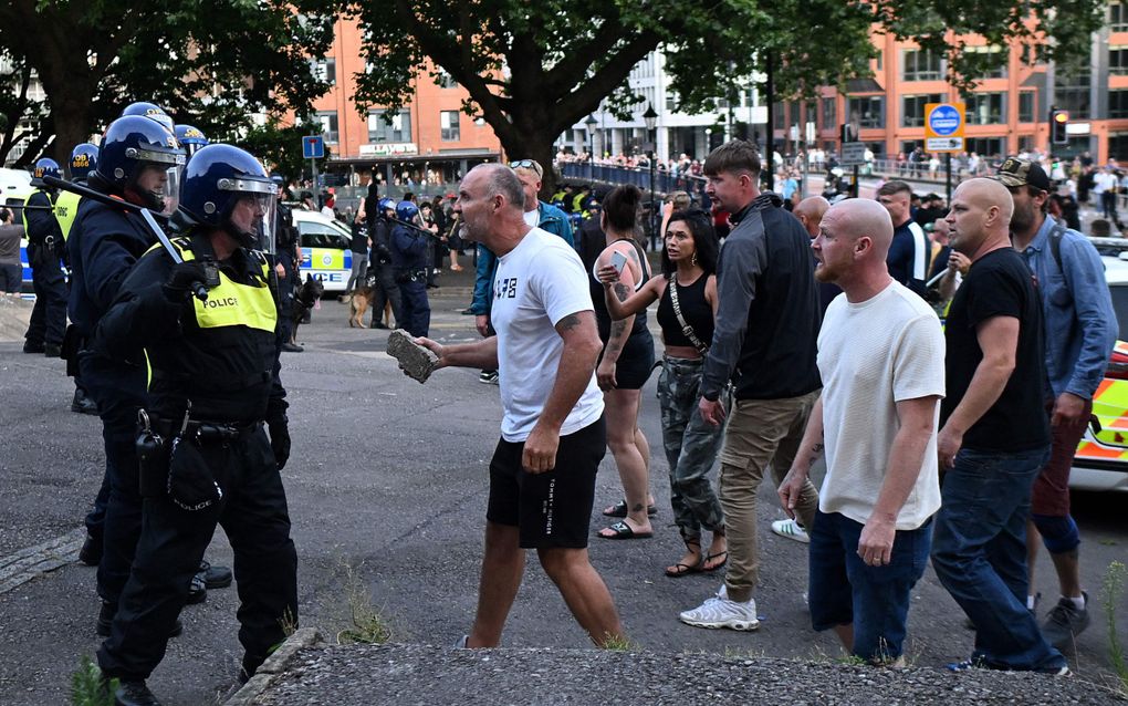 Een anti-immigratieprotest zaterdag in Bristol. beeld AFP, Justin Tallis