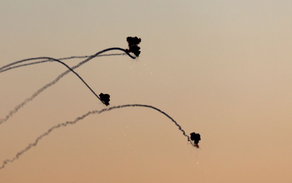 Raketten vanuit Libanon worden in de nacht van zaterdag op zondag onderschept door de Iron Dome van Israël. beeld AFP, Atef Safadi