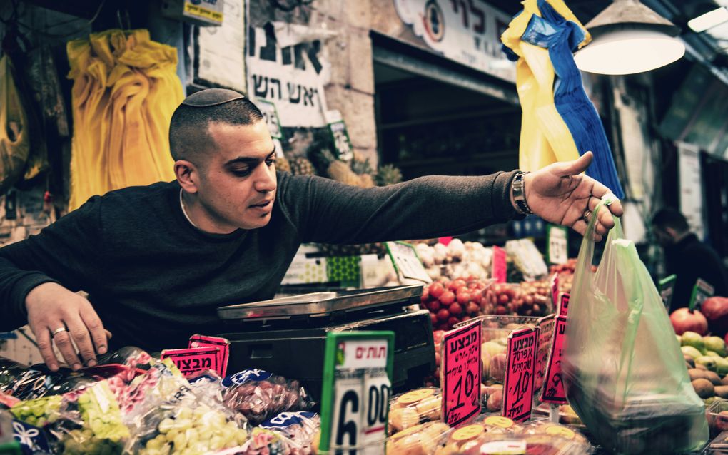 Benodigdheden voor jachnun en andere sjabbatgerechten worden op vrijdagochtend op de markt ingekocht. beeld Unsplash, Tim Mossholder