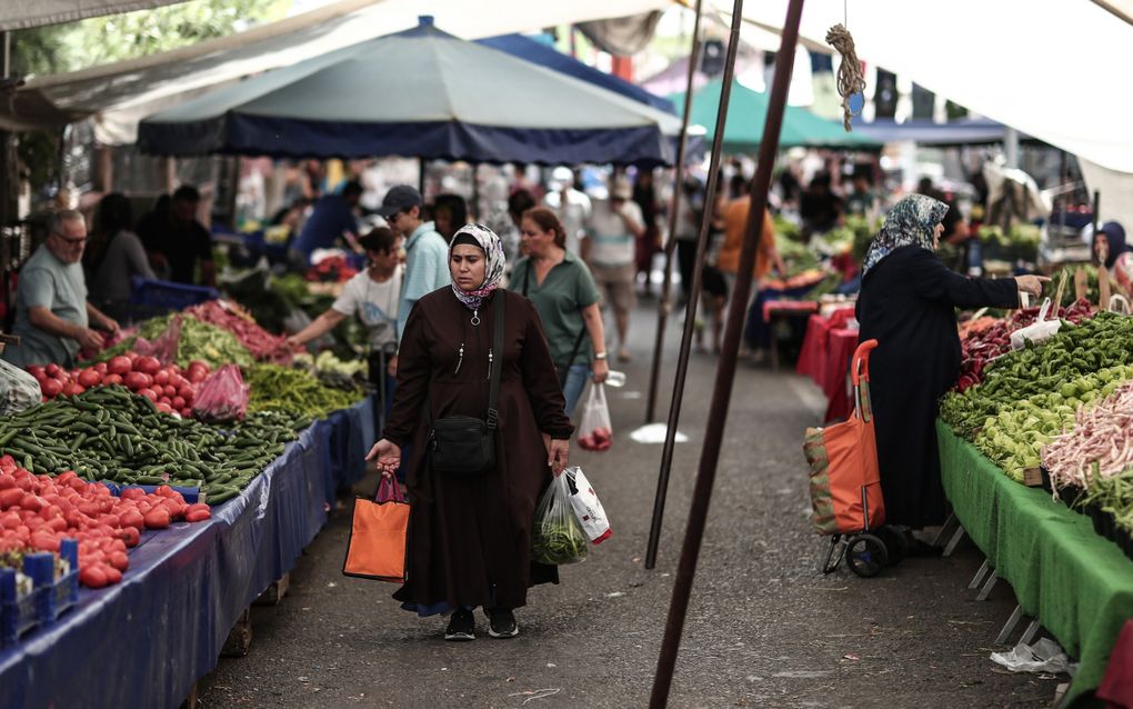 Turken doen inkopen op een straatmarkt in Istanbul. Terwijl wereldwijd de voedselprijzen dalen, stijgen de prijzen in Turkije nog altijd. Afgelopen maand bedroeg de inflatie ruim 60 procent. beeld EPA, Erdem Sahin