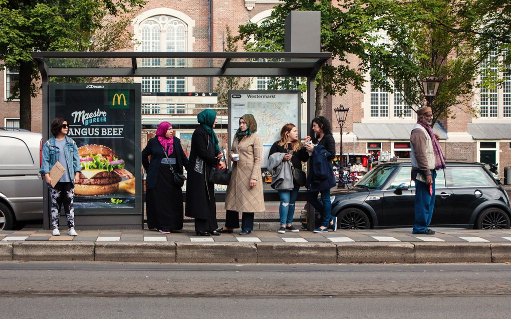 „Terwijl de autochtone blanke bevolking krimpt (er zijn minder geboorten dan sterfgevallen) neemt het aantal allochtonen toe. Vooral in het straatbeeld van de grote steden is dat duidelijk waar te nemen.” beeld iStock