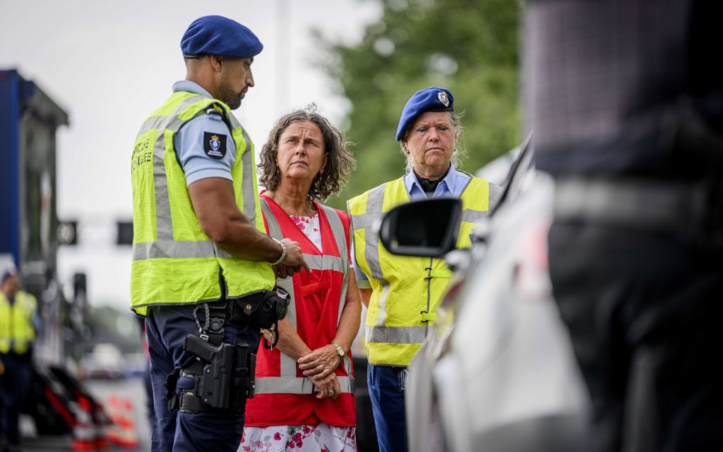 Minister Marjolein Faber bekijkt de verrichtingen van de marechaussee tijdens een controle aan de grens. Op de voormalige grensovergang langs de A12 worden controles gehouden om de instroom te beperken. ANP Emiel Muijderman