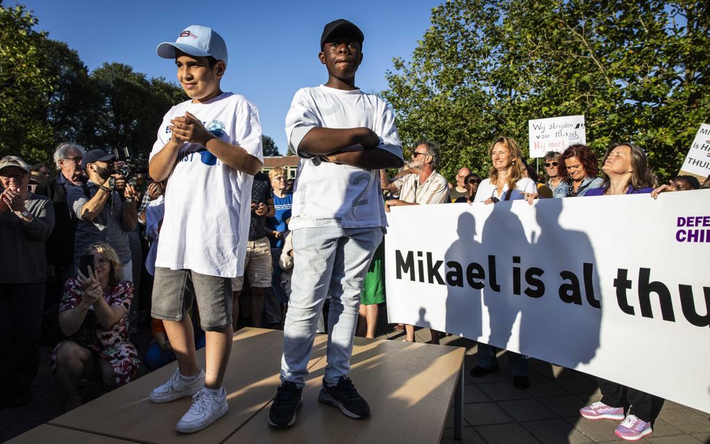 Sympathisanten van de Amsterdamse jongen Mikael en zijn Armeense moeder lopen mee in een solidariteitsmars voor de twee, die eerder hoorden dat ze niet in Nederland mogen blijven. beeld ANP, Dingena Mol 