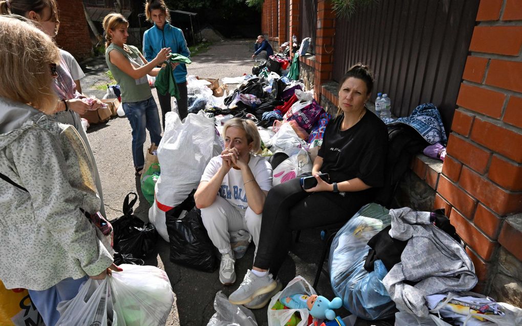 Russische vrouwen wachten op evacuatie in de regio Koersk, nadat Oekraine een offensief in de regio is begonnen. beeld AFP, ANATOLIY ZHDANOV 