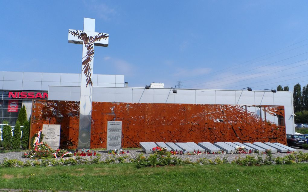 Het monument voor de slachtoffers van het bloedbad van Wola. beeld Wikimedia