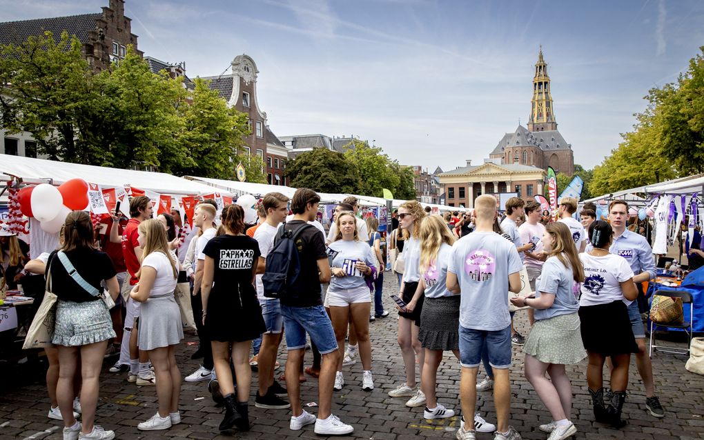 Studenten tijdens de KEI-week in Groningen in 2022. De KEI-week is de algemene introductieweek voor alle aankomende studenten. beeld ANP, Koen van Weel