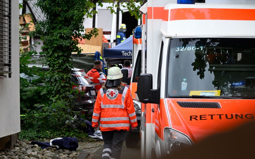 Reddingswerkers bij het ingestorte hotel in Kroev. beeld AFP, Jean-Christophe Verhaegen