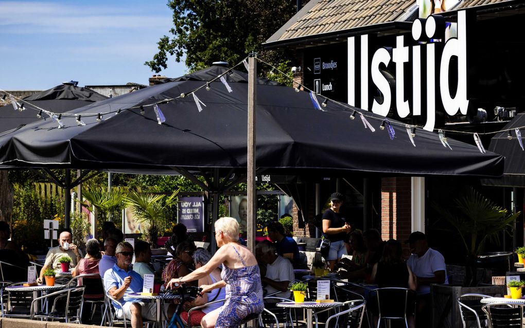 Bezoekers eten een ijsje bij een ijssalon in Garderen op de Veluwe. beeld ANP, ROB ENGELAAR