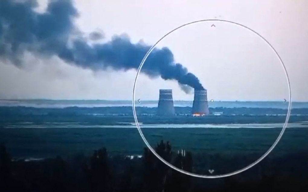 Brand in een koeltoren van de kerncentrale. beeld AFP/UKRAINIAN PRESIDENTIAL PRESS SERVICE