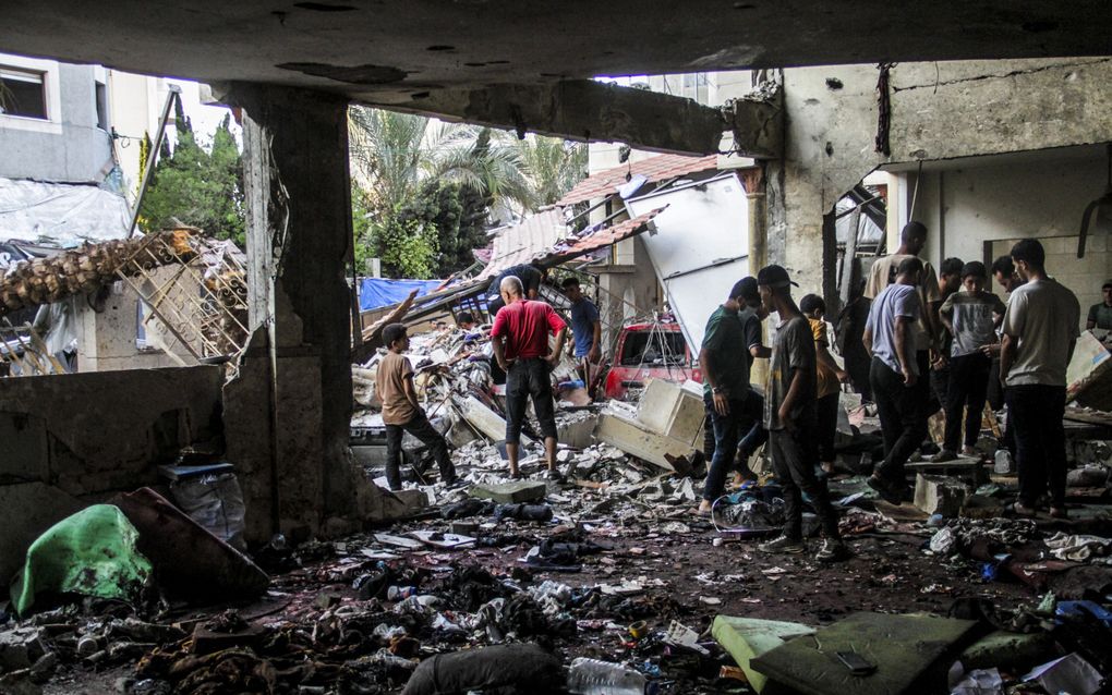 Palestijnen inspecteren zaterdag de ruïnes van de Al-Taba’eenschool in Gaza. Minstens 93 mensen zouden zijn omgekomen bij een Israëlische aanval op het complex. beeld EPA, Mahmoud Zaki