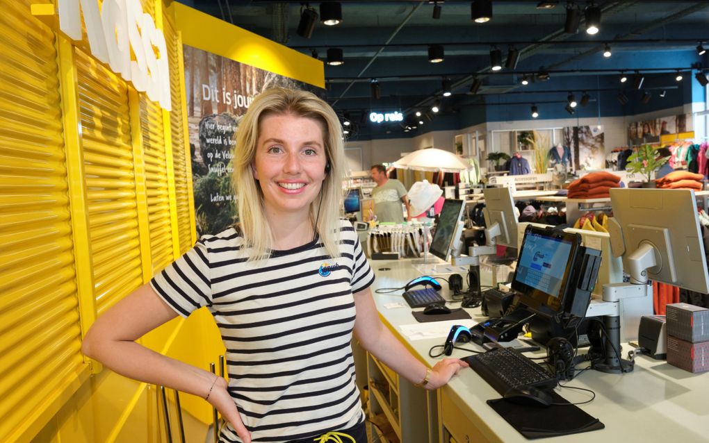 Annet de Groot is leidinggevende in de ANWB-winkel in Sneek. Klanten reageren heel positief op de webzuilen, die de ANWB in alle 72 fysieke winkels heeft staan. beeld Sjaak Verboom