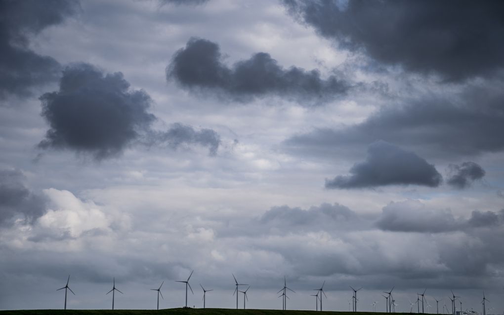 Een donkere wolkenlucht met windmolens. beeld ANP, Siese Veenstra 