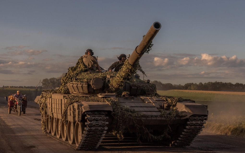 Oekraïense militairen op een T-72 tank in de regio Soemy, vlak bij de grens met Rusland. beeld AFP, Roman Pilipey