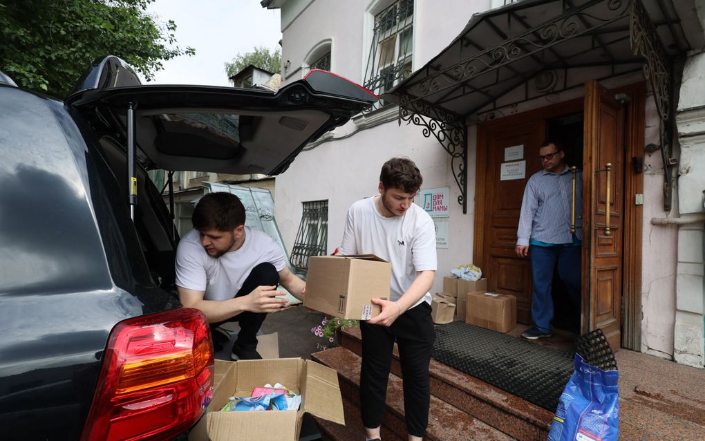 Vrijwilligers zoeken hulpgoederen uit in Moskou. De waren zijn bestemd voor ontheemden in de Koerskregio. beeld AFP, Stringer 