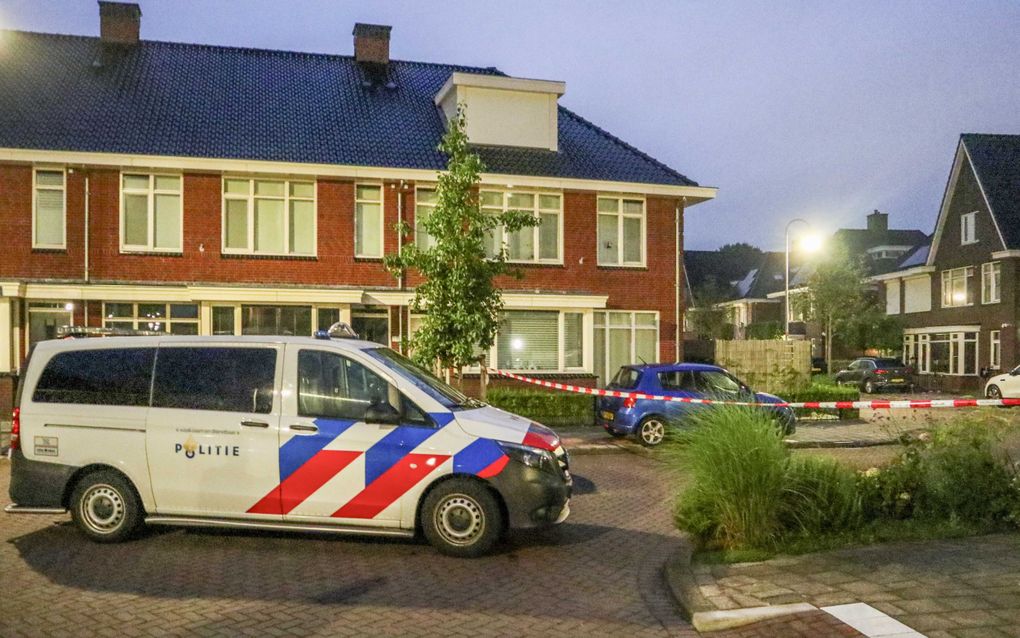 Politieagenten bij het huis van de langdurig bedreigde, en inmiddels overleden, Vlaardingse loodgieter Ron van Uffelen waar twee mensen zijn aangehouden voor het plaatsen van brandbare voorwerpen voor de deur van de woning. beeld ANP MEDIATV