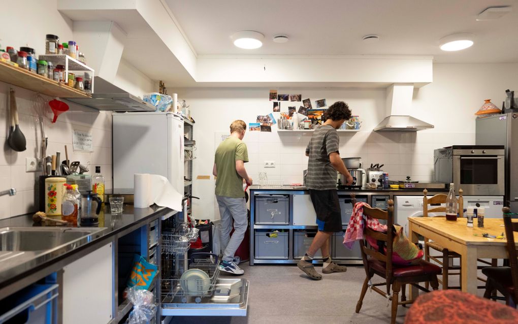 Studenten in hun woning in Utrecht. Nederlandse studenten gaan steeds minder vaak op kamers vanwege de beperkte beschikbaarheid van studentenwoningen. beeld ANP, Freek van den Bergh