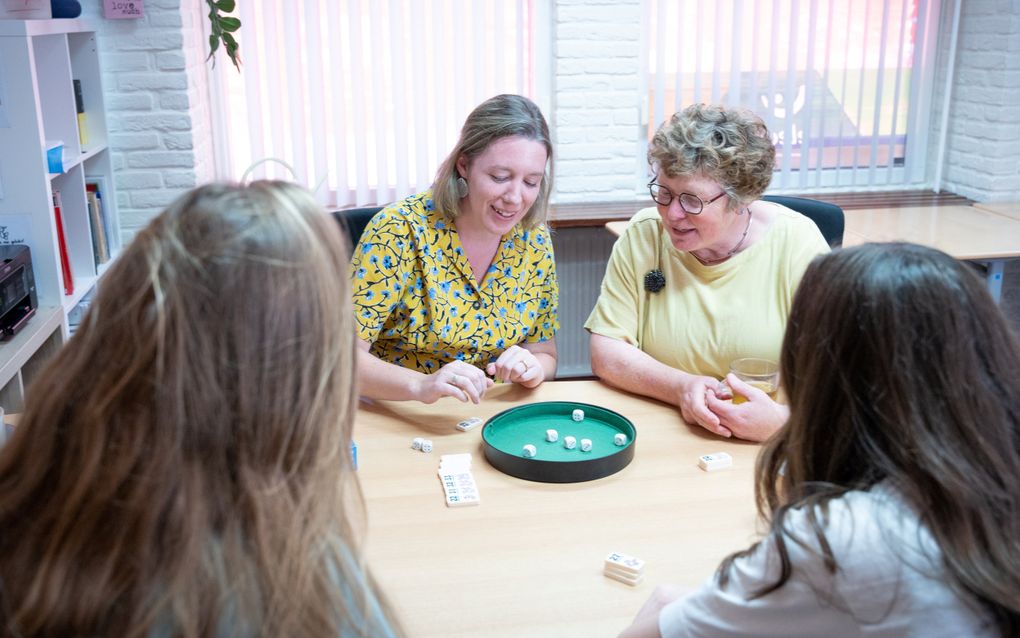 Annemarie Brand (l.) en Corrie Sieben (r.) geven les aan thuiszitters op De Combi in Ede. beeld Niek Stam