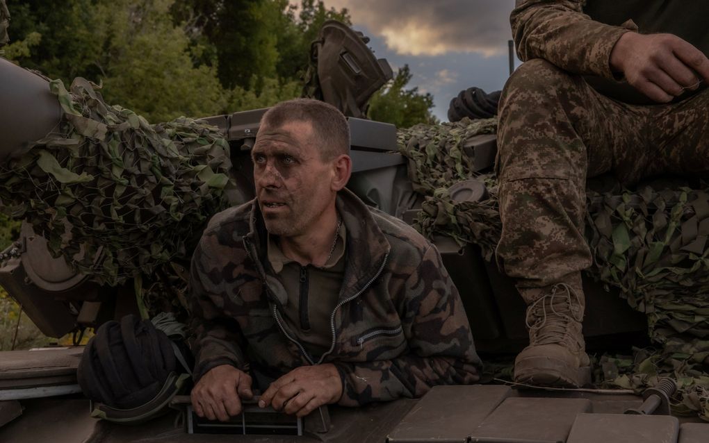 Oekraïense tankbemanning bedient een Sovjet T-72 tank in de regio Soemy, vlak bij de grens met Rusland. beeld AFP, Roman Pilipey 