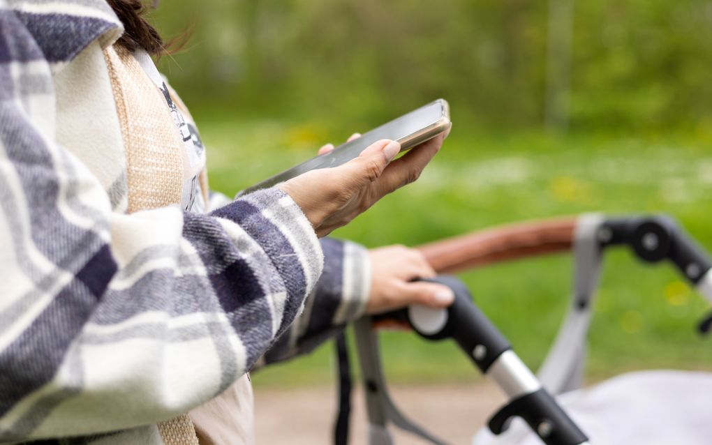 „Kinderen hebben feilloos in de gaten wat je doet met je telefoon en welke plaats die heeft in het leven van alle dag.” beeld iStock