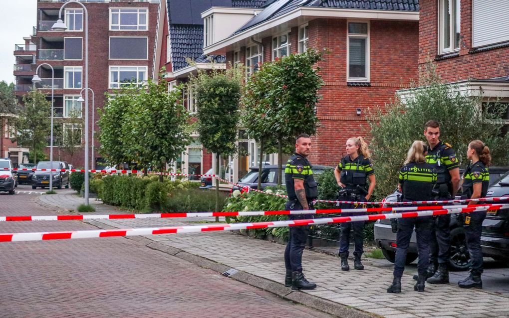 Politieagenten bij het huis van de overleden en langdurig bedreigde Vlaardingse loodgieter Ron van Uffelen. Twee mensen zijn aangehouden voor het plaatsen van brandbare voorwerpen voor de deur van de woning. Het tweetal werd aangehouden op de A4. beeld ANP, MediaTV