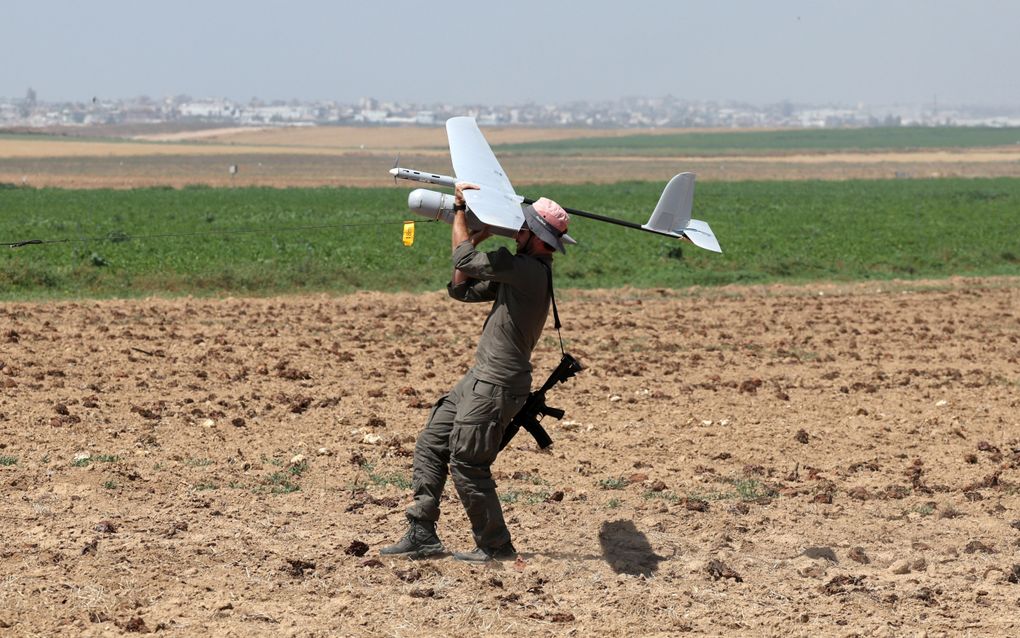 Een Israëlische soldaat lanceert een ”unmanned aerial vehicle” (UAV) in de buurt van de Gazastrook. beeld EPA, Atef Safadi