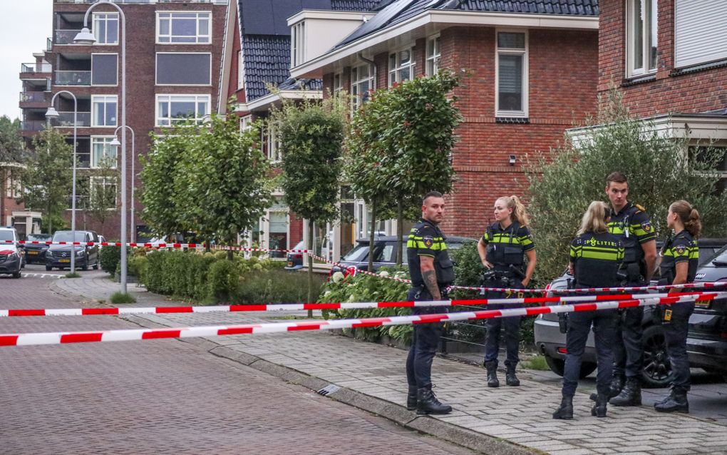 Agenten bij het huis van de overleden en langdurig bedreigde Vlaardingse loodgieter Ron van Uffelen waar twee mensen zijn aangehouden voor het plaatsen van brandbare voorwerpen voor de deur van de woning. Het tweetal werd aangehouden op de A4.beeld ANP, MediaTV