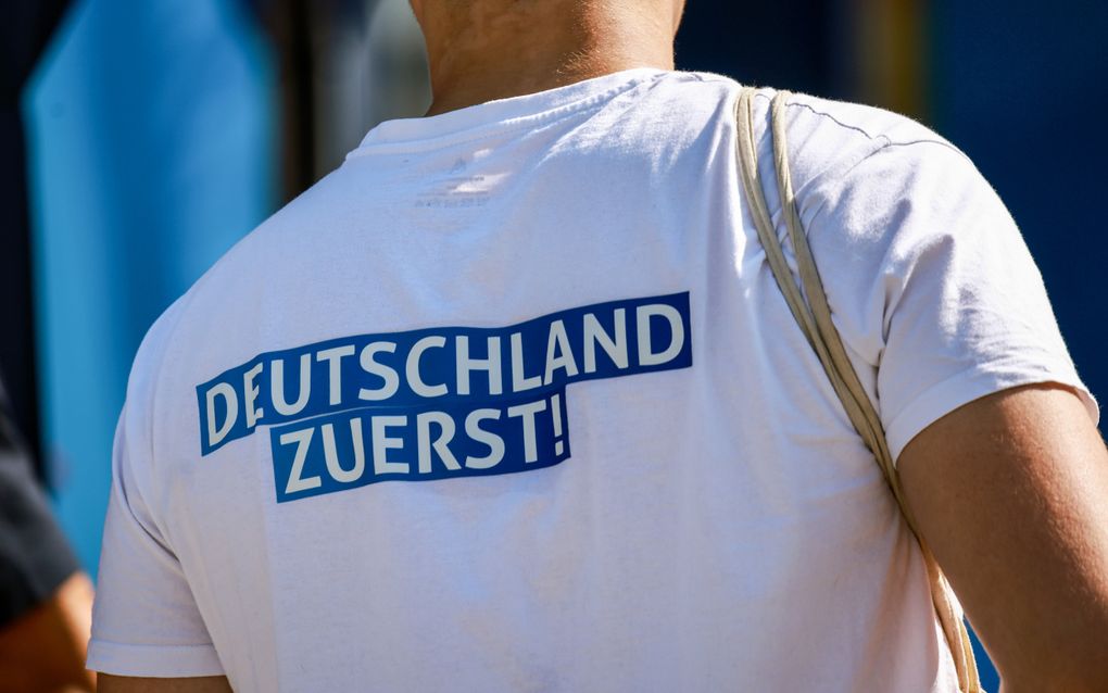 Aanhanger van de extreemrechtse partij AfD in een T-shirt met de tekst ”Duitsland eerst”. beeld EPA, Hannibal Hanschke