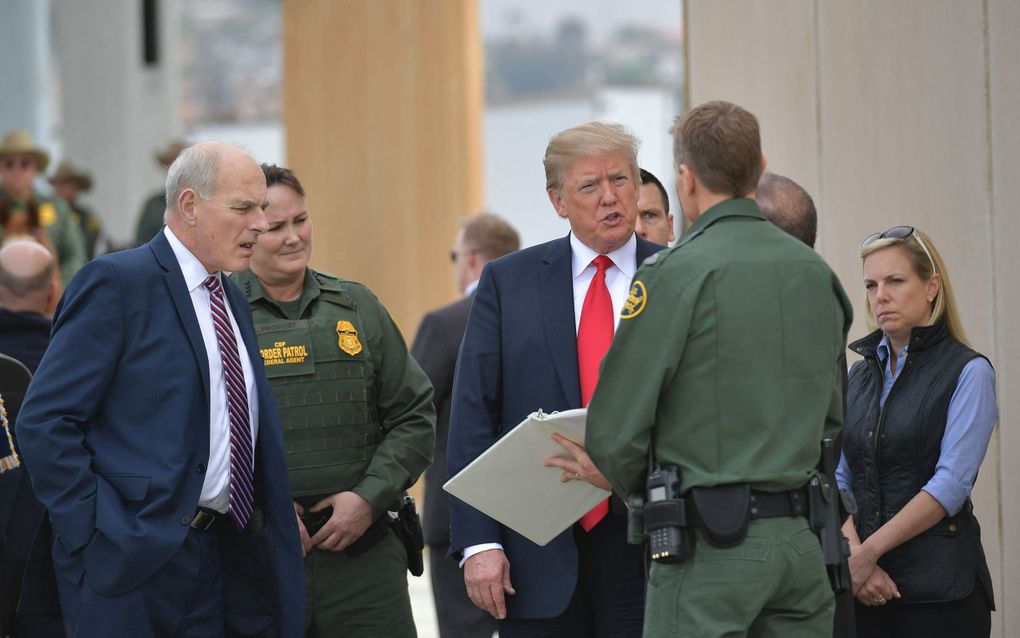 John Kelly (l.) was in 2018 nog dik met president Donald Trump. Inmiddels verwijt de gewezen stafchef zijn voormalige baas „minachting van de democratische instellingen”. beeld AFP, Mandel Ngan