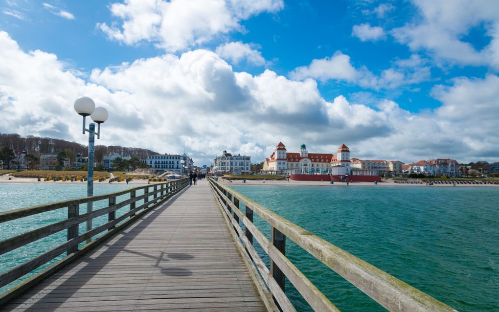 De beroemde Seebrücke van Binz, met op de achtergrond het Kurhaus. beeld iStock 